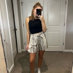 Paper bag shorts beige with pattern from THML